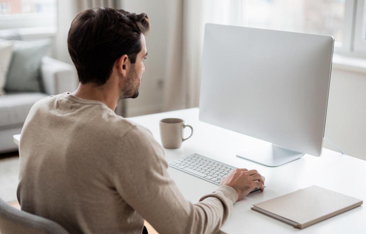 Client consultant ses frais bancaires sur ordinateur